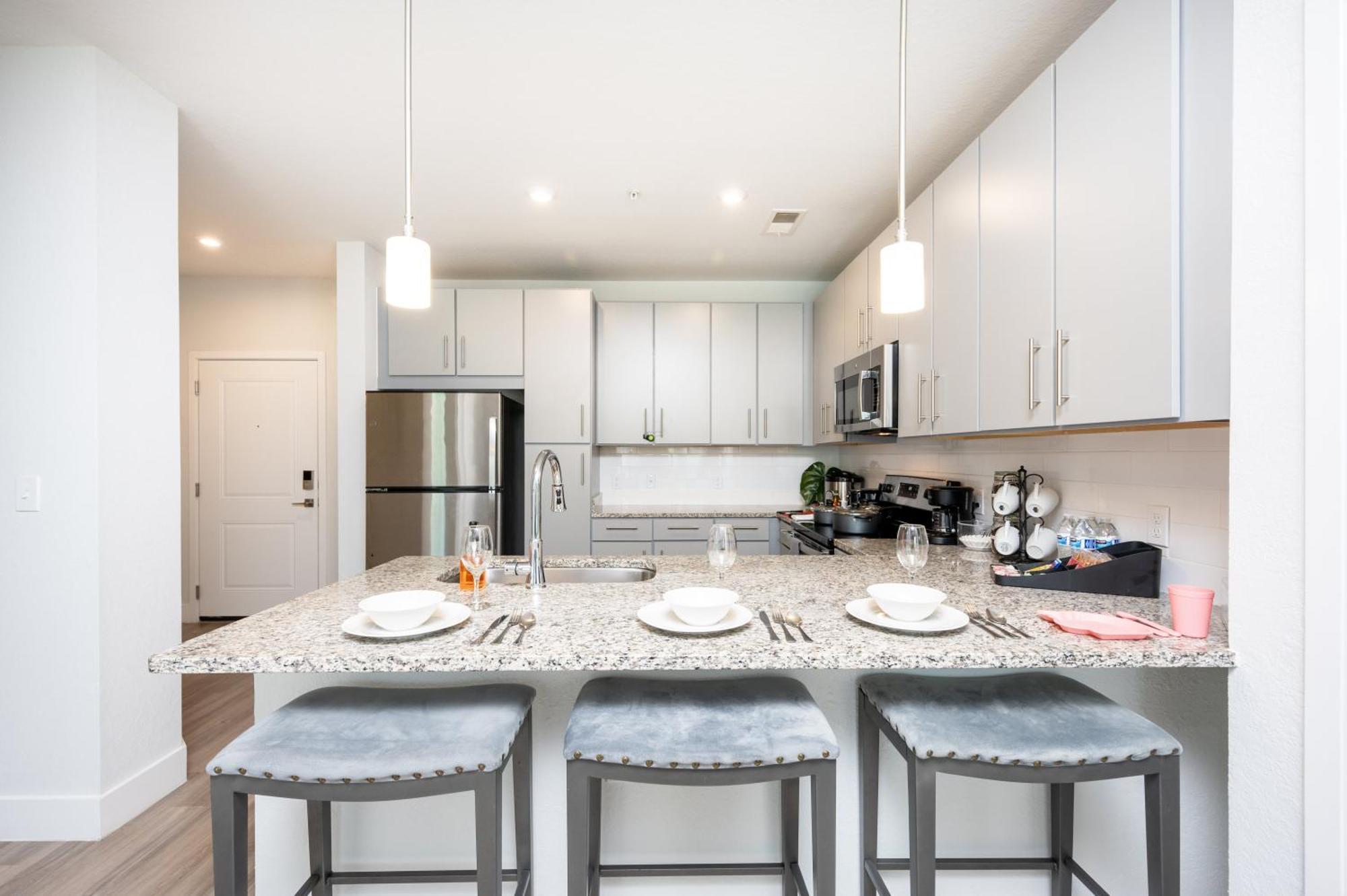 Appartement Style - Pool View - Hotub - Moffitt - Pet - Mid Term - Gated - Gym - Wifi - Usf - Elevators - Long *